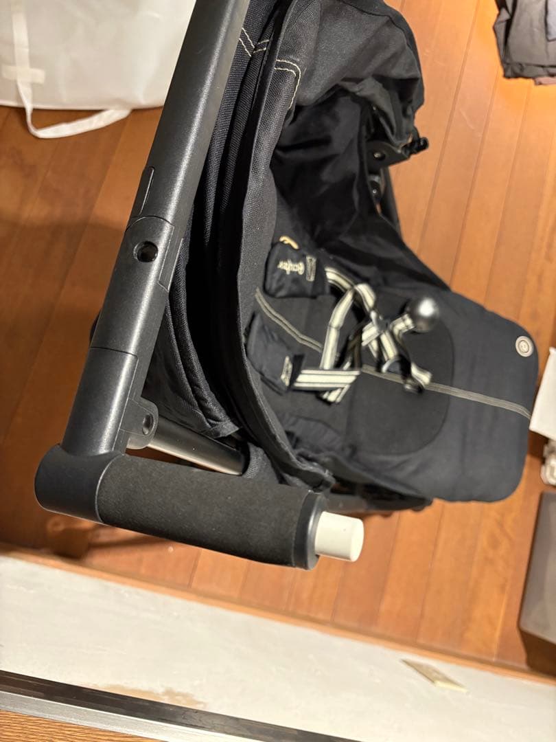 黒のベビーカー 5点式ハーネス付き