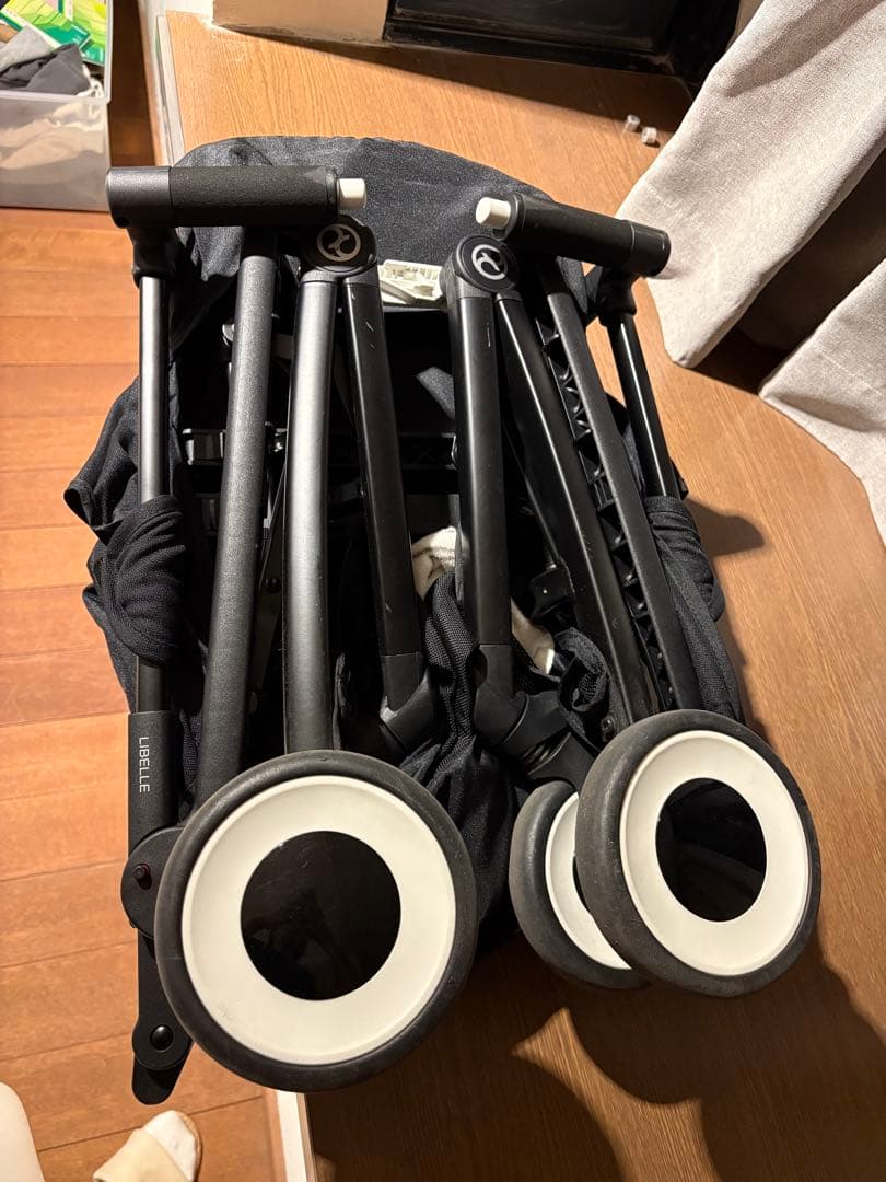 黒のベビーカー 5点式ハーネス付き