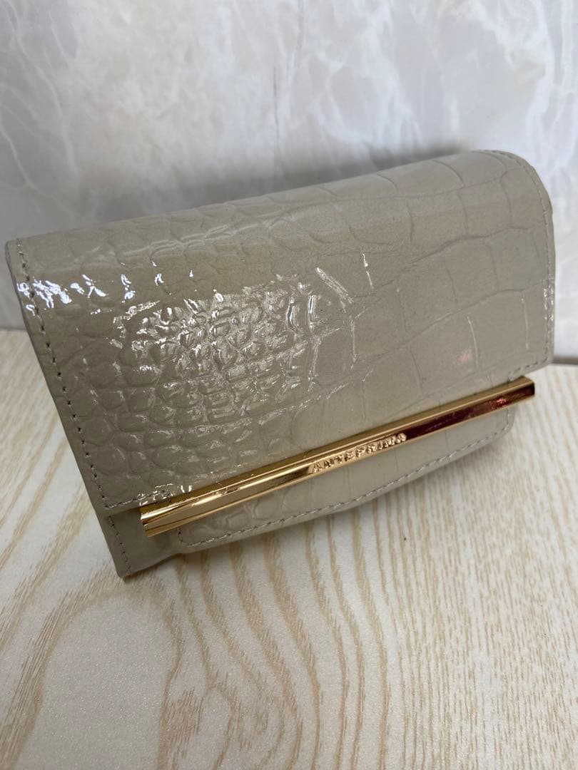 ❤️ANTEPRIMA ❤️クロコ型押し 二つ折り財布　チェーンが長いので横がけに。