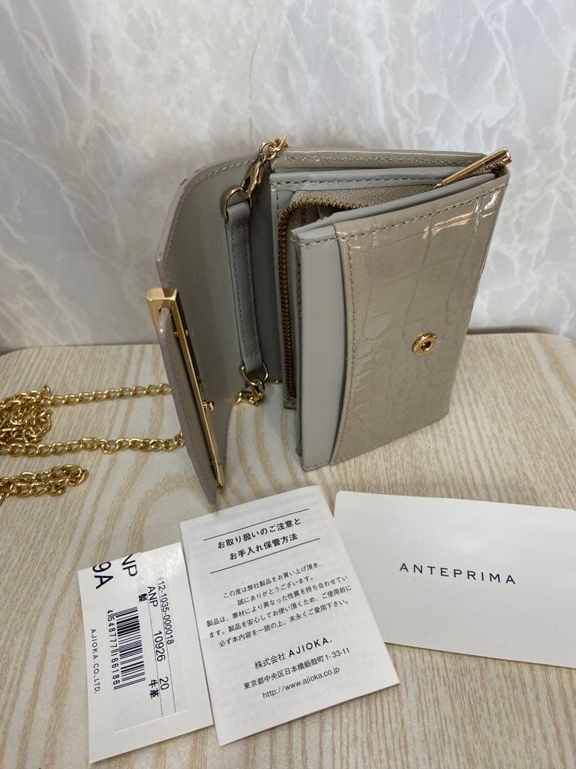 ❤️ANTEPRIMA ❤️クロコ型押し 二つ折り財布　チェーンが長いので横がけに。