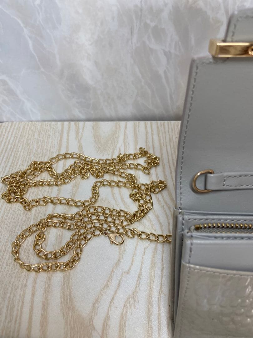 ❤️ANTEPRIMA ❤️クロコ型押し 二つ折り財布　チェーンが長いので横がけに。