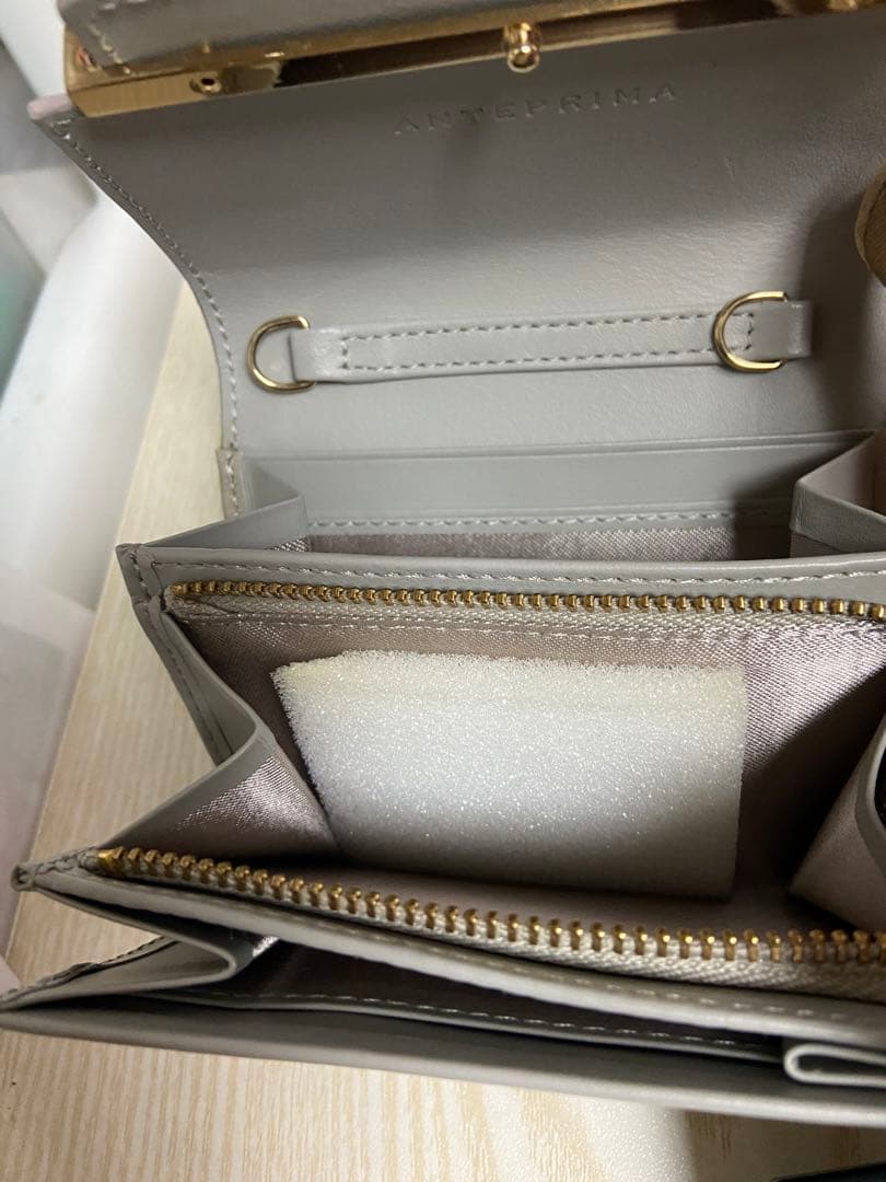 ❤️ANTEPRIMA ❤️クロコ型押し 二つ折り財布　チェーンが長いので横がけに。