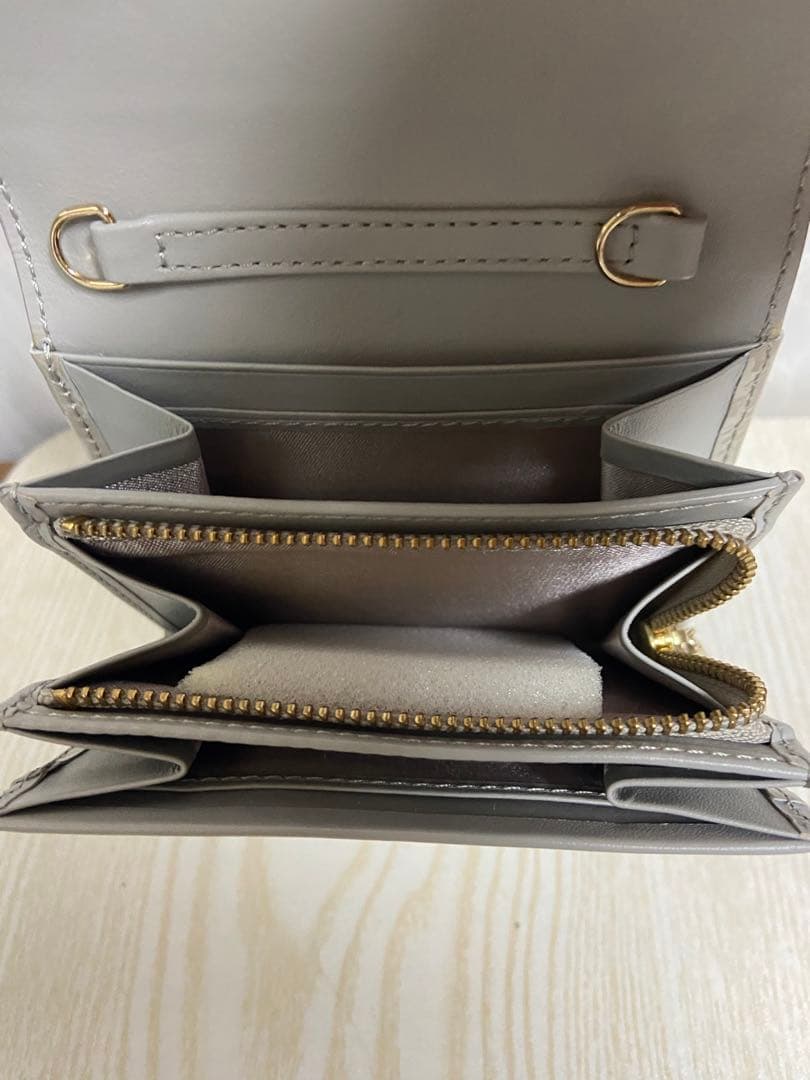 ❤️ANTEPRIMA ❤️クロコ型押し 二つ折り財布　チェーンが長いので横がけに。