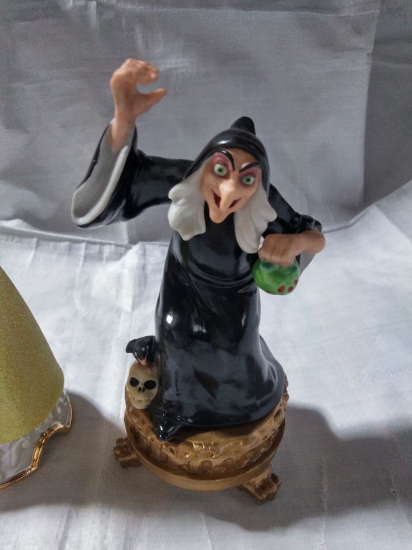 ディズニー 白雪姫 魔女 置物 フィギュリン