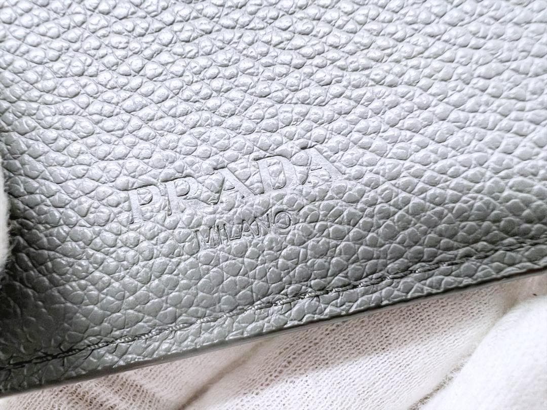 美品 プラダ ロゴ 二つ折り財布 グレー RFID 2MO738