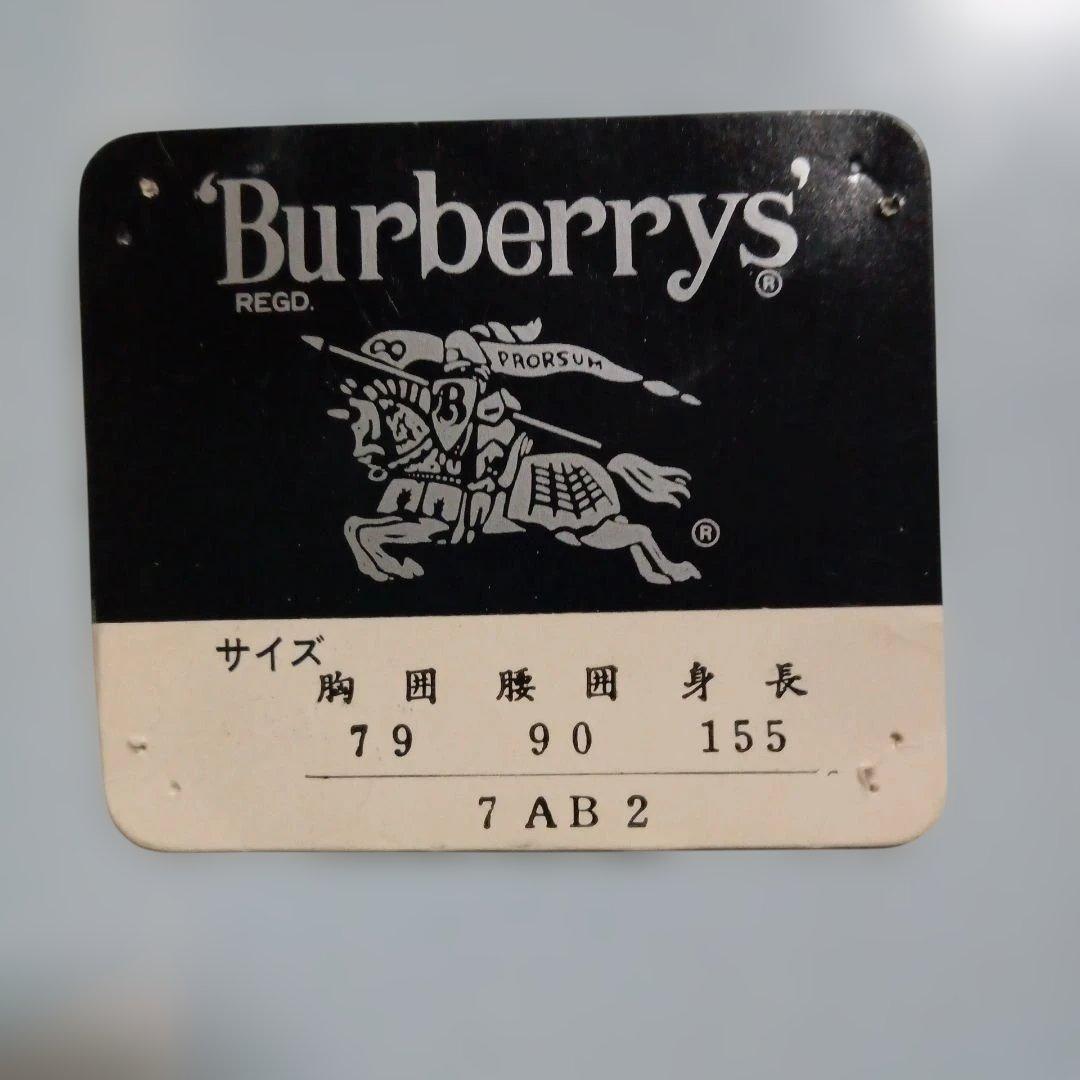 ケープ付きベージュトレンチコート