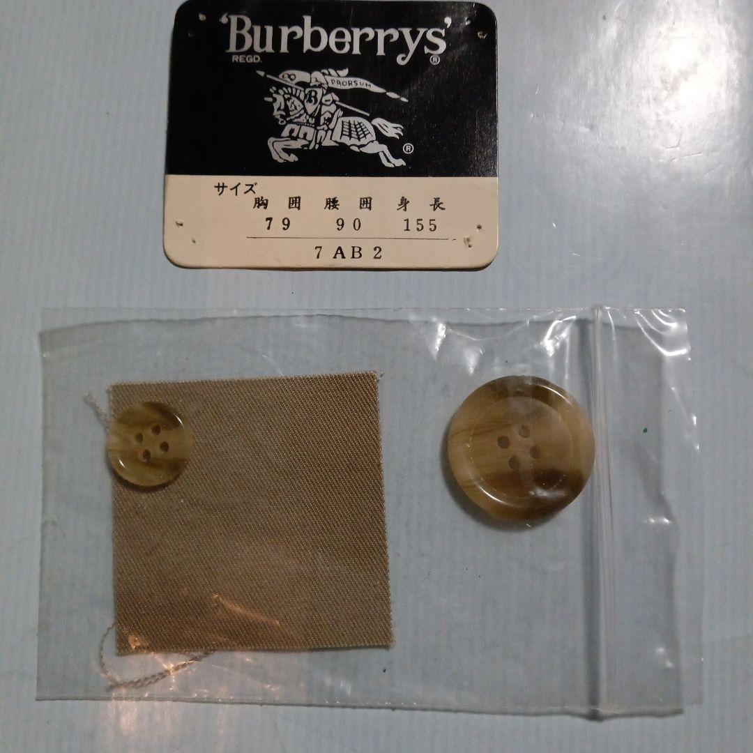 ケープ付きベージュトレンチコート