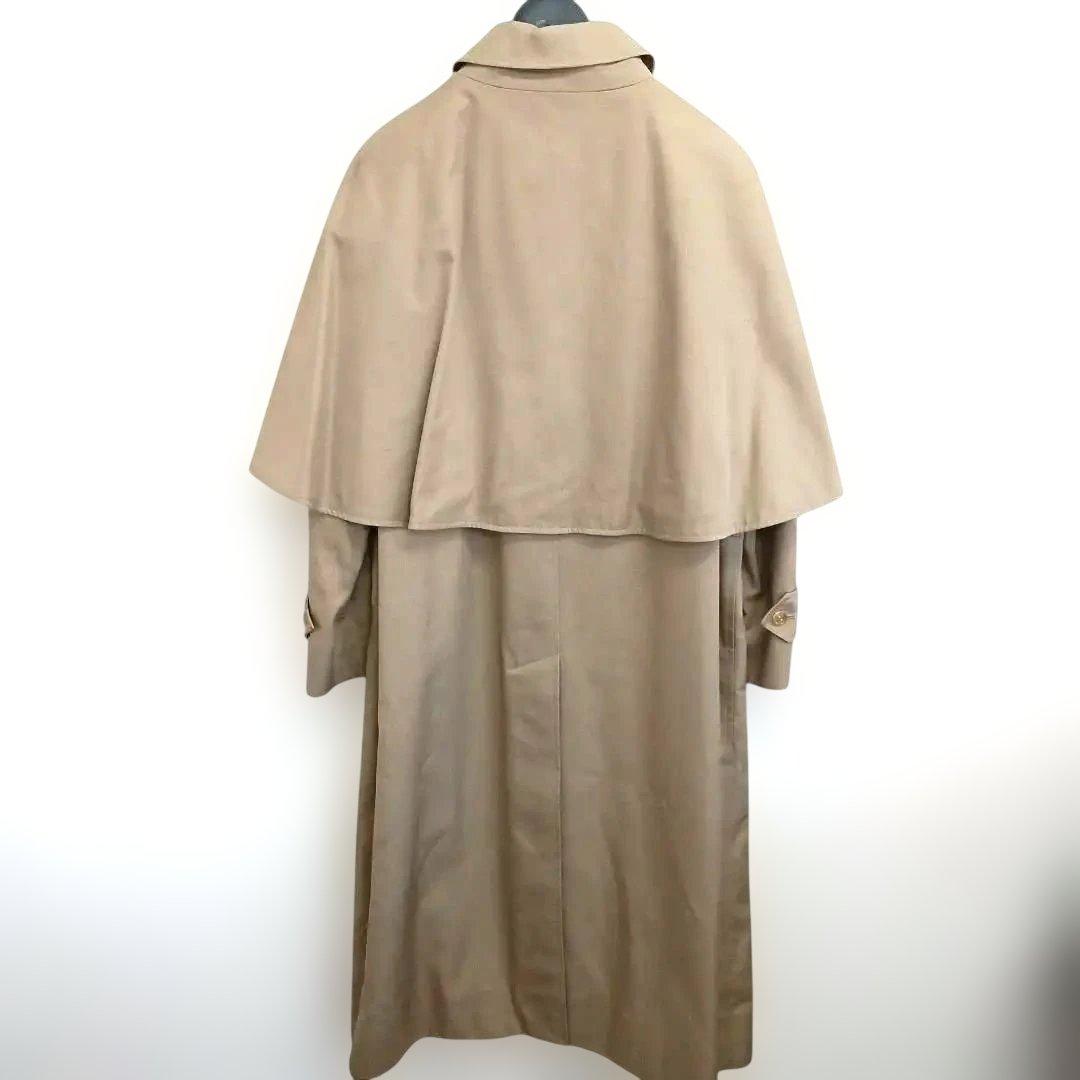 ケープ付きベージュトレンチコート