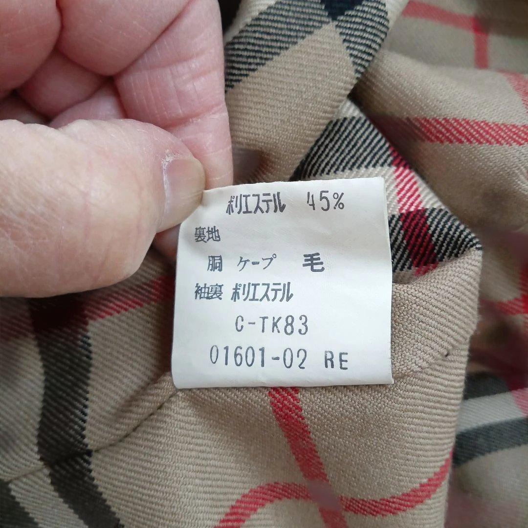 ケープ付きベージュトレンチコート