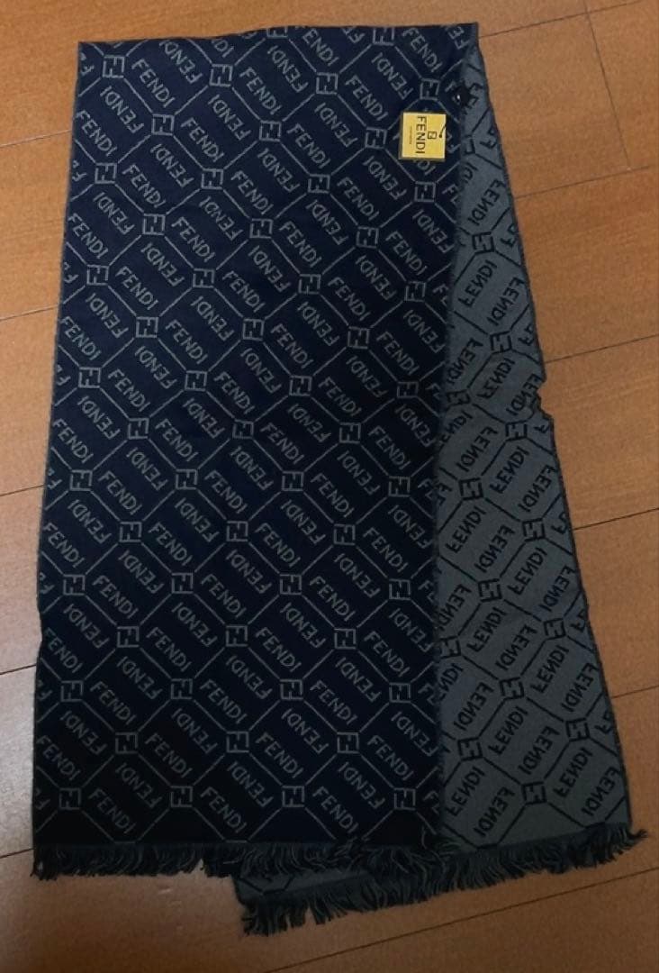 フェンディ　FENDI マフラー　グレー×ブラック 未使用品　タグ付き