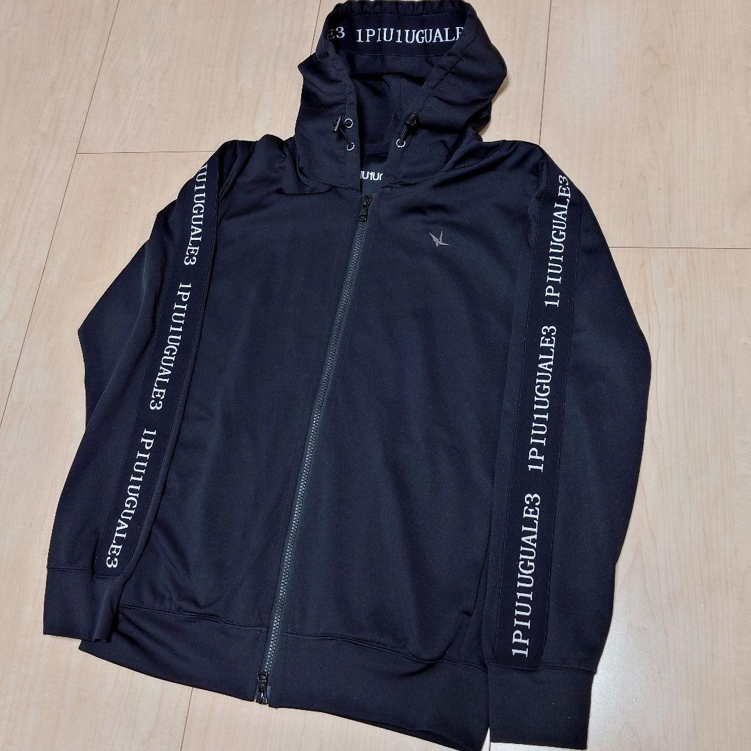 1PIU1UGUALE3 SPORT テープロゴパーカー