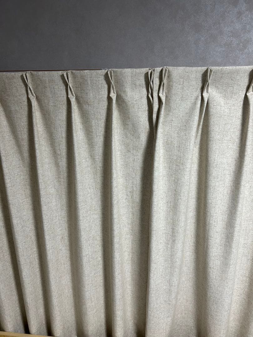 べージュ　リネン風ドレープカーテン　一級遮光　1.5倍ひだ