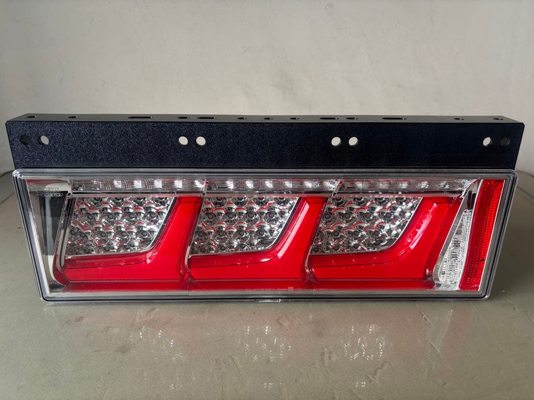 小糸製作所テールランプ三連　ノーマルタイプ 右