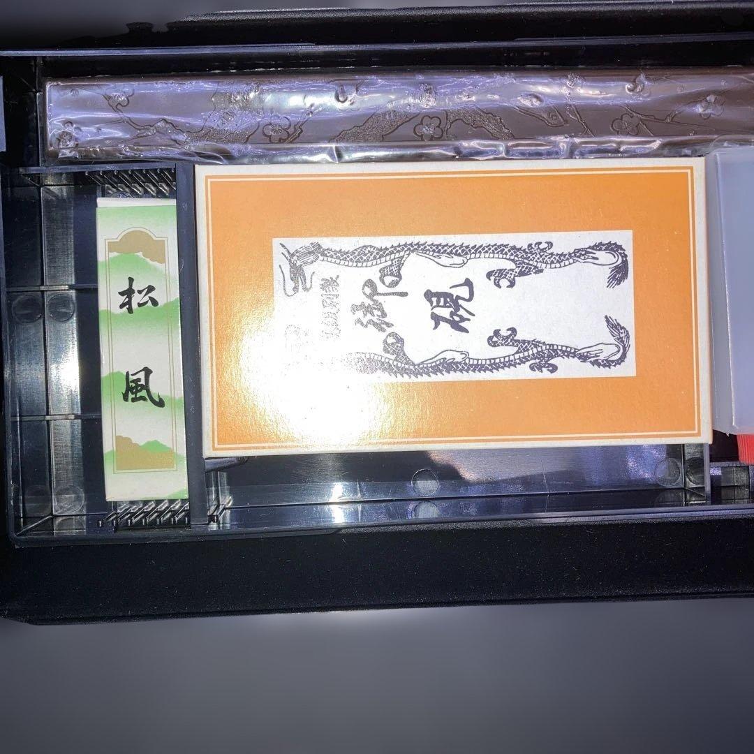 赤い格子模様の硯箱
