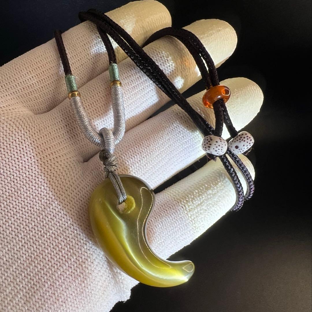 新品天然キャッツアイ翡翠 勾玉 のネックレス / オリーブグリーンD10149