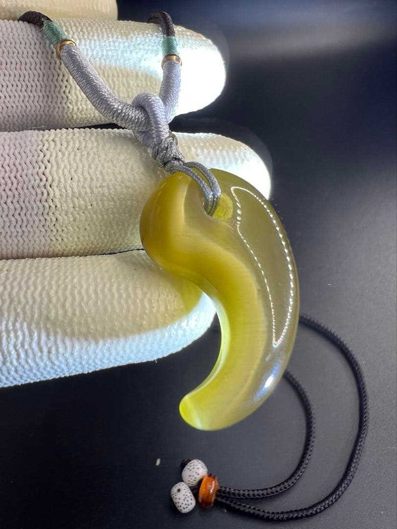 新品天然キャッツアイ翡翠 勾玉 のネックレス / オリーブグリーンD10149