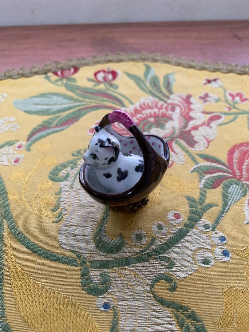 リモージュボックス　フランス製　バスケットに猫が入ってる可愛い小物入れ！