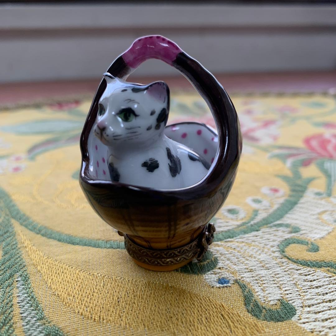 リモージュボックス　フランス製　バスケットに猫が入ってる可愛い小物入れ！