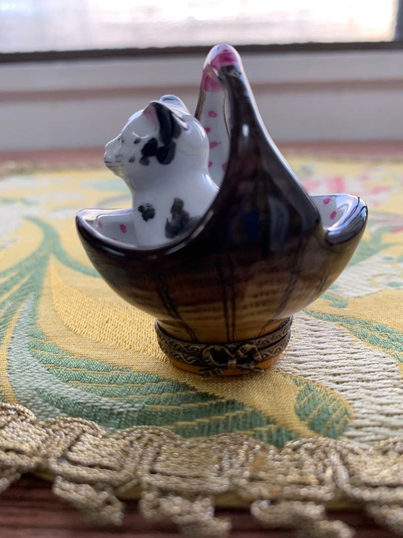 リモージュボックス　フランス製　バスケットに猫が入ってる可愛い小物入れ！
