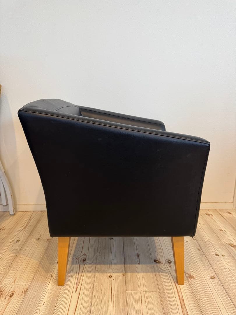 レザー調 1人掛けソファ ブラック 木製脚①