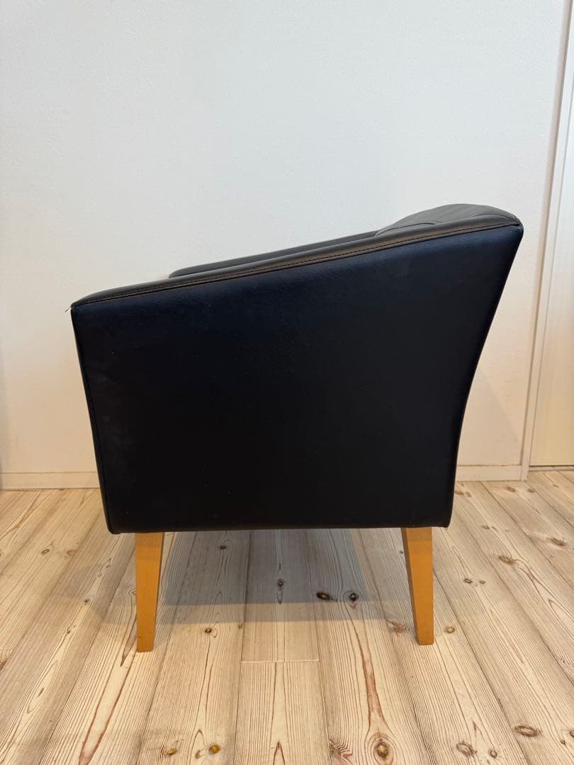 レザー調 1人掛けソファ ブラック 木製脚①