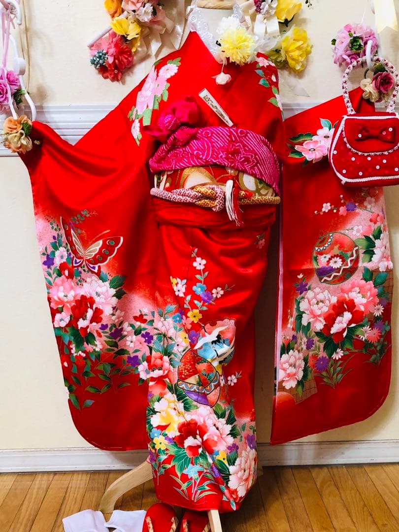 七五三七歳❣️四つ身着物光沢地未使用⭐︎赤地手毬花金彩煌びやか絢爛⭐︎完全フルセット