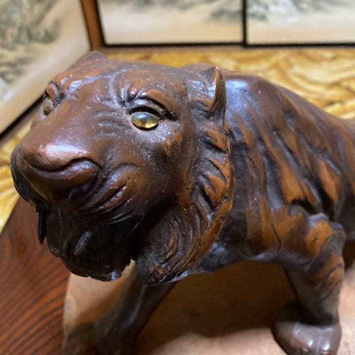 虎　トラ　置物　アンティーク　木製台座付き