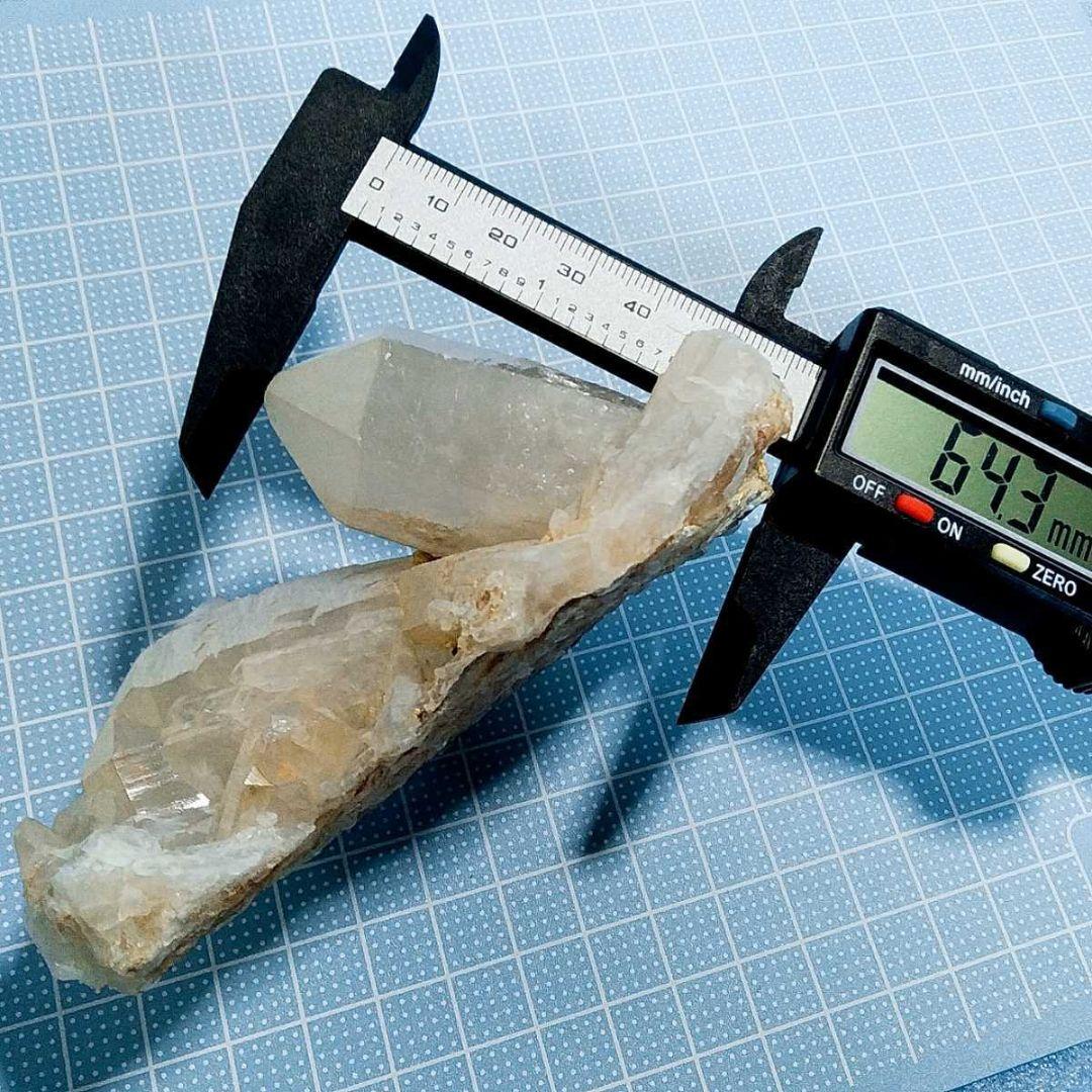 ②マダガスカル産水晶 原石 クラスター 蝋燭水晶 ミルキークォーツ フロスト水晶