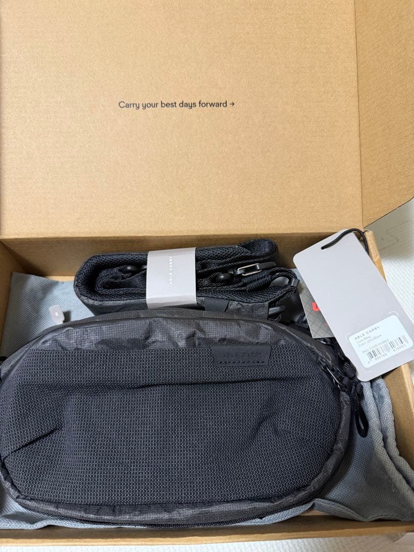 バッグ ABLE CARRY Core Sling Ultra Black 2.5L