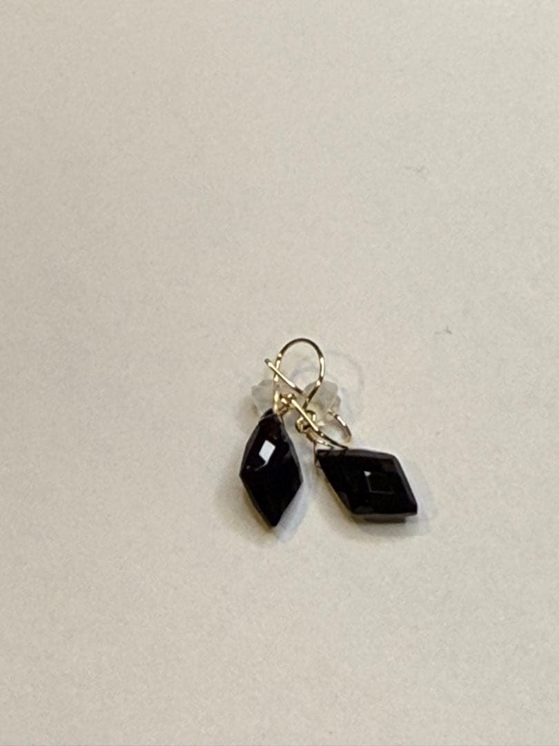 K18 オニキスフックピアス