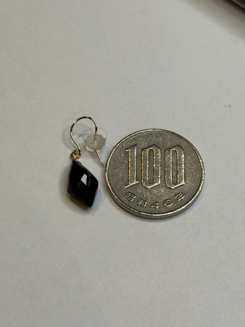 K18 オニキスフックピアス