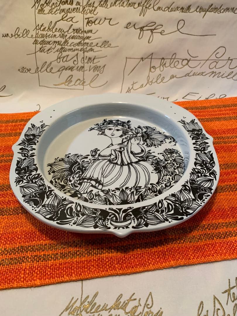 ビヨンヴィンブラッド　題名ハーモニーのレアな絵皿！可愛い少女が描かれています！