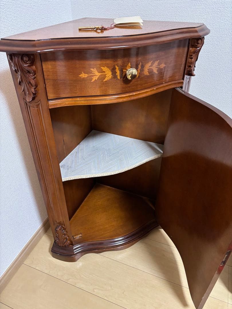 イタリア製家具　FP PASI 木製コーナーキャビネット　鍵付き