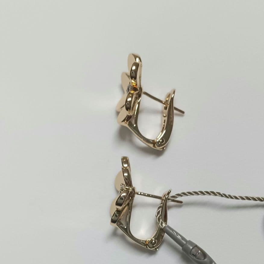 ハイクオリティ　三つ葉ピアス　フラワーピアス　YG