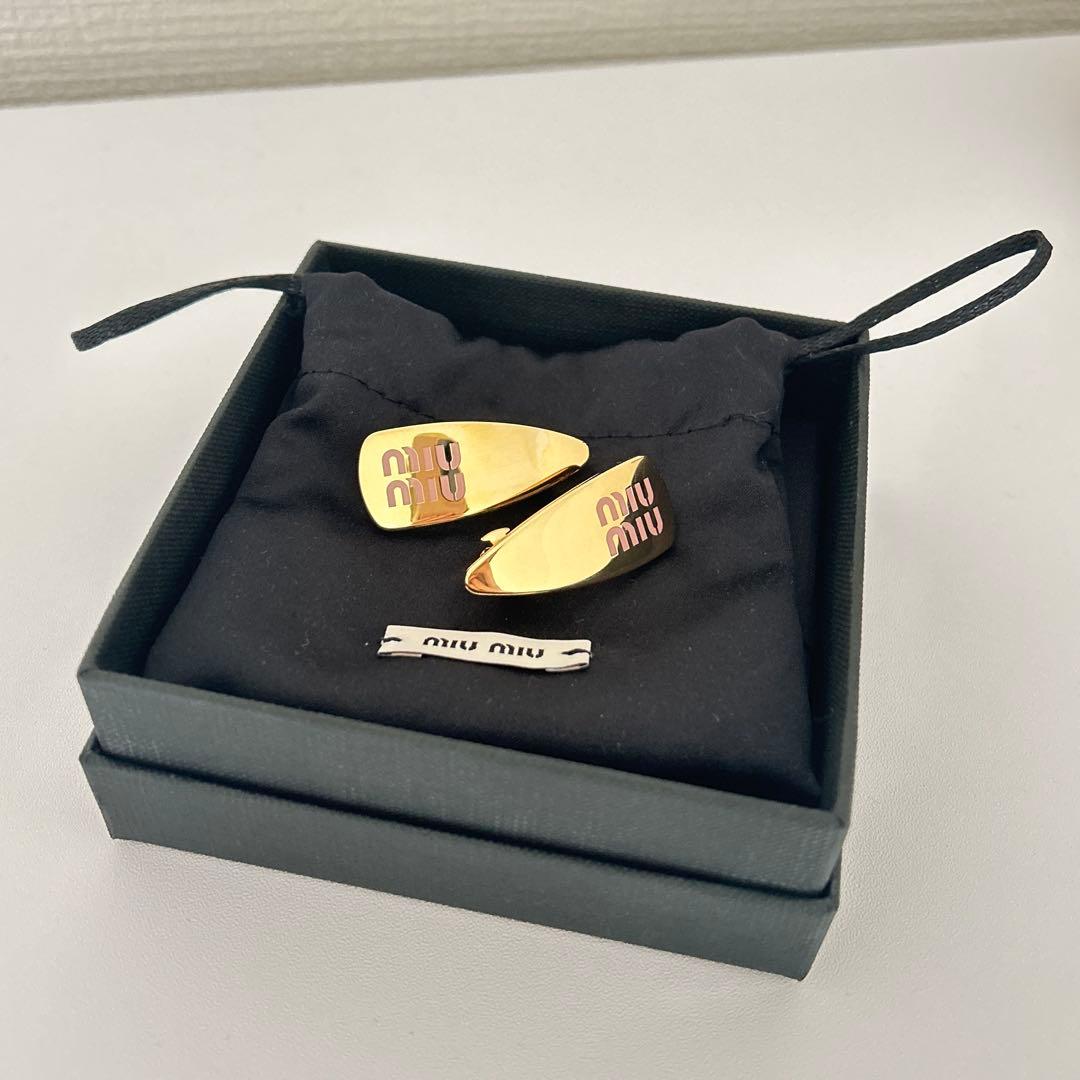 新品 2025SS miumiu エナメルメタル ヘアクリップ 2個セットピンク