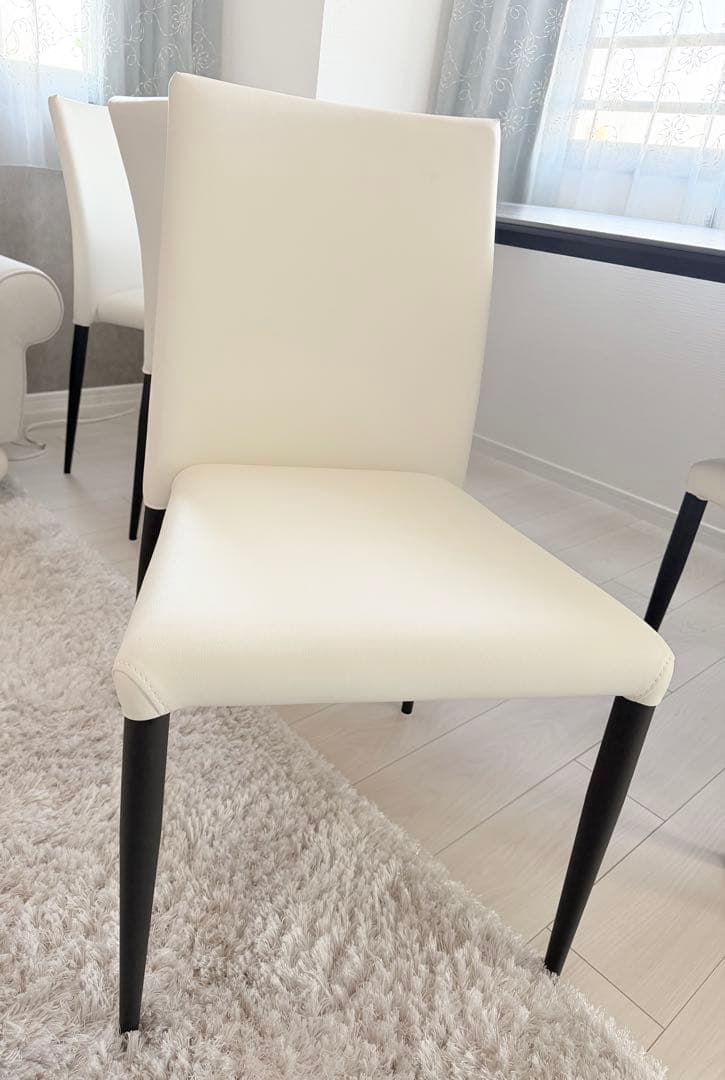 白い椅子・一脚