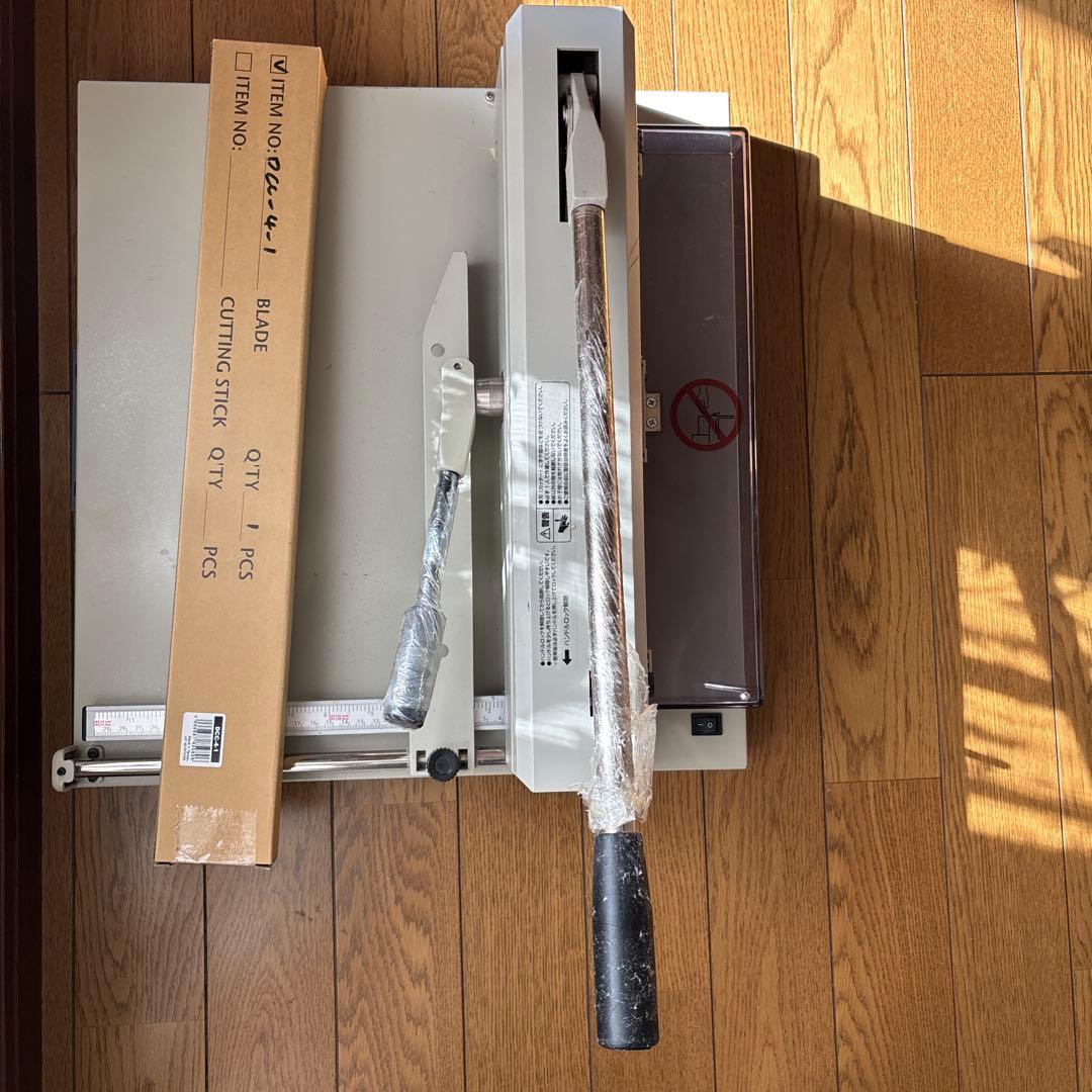 裁断機　新しい替刃付き