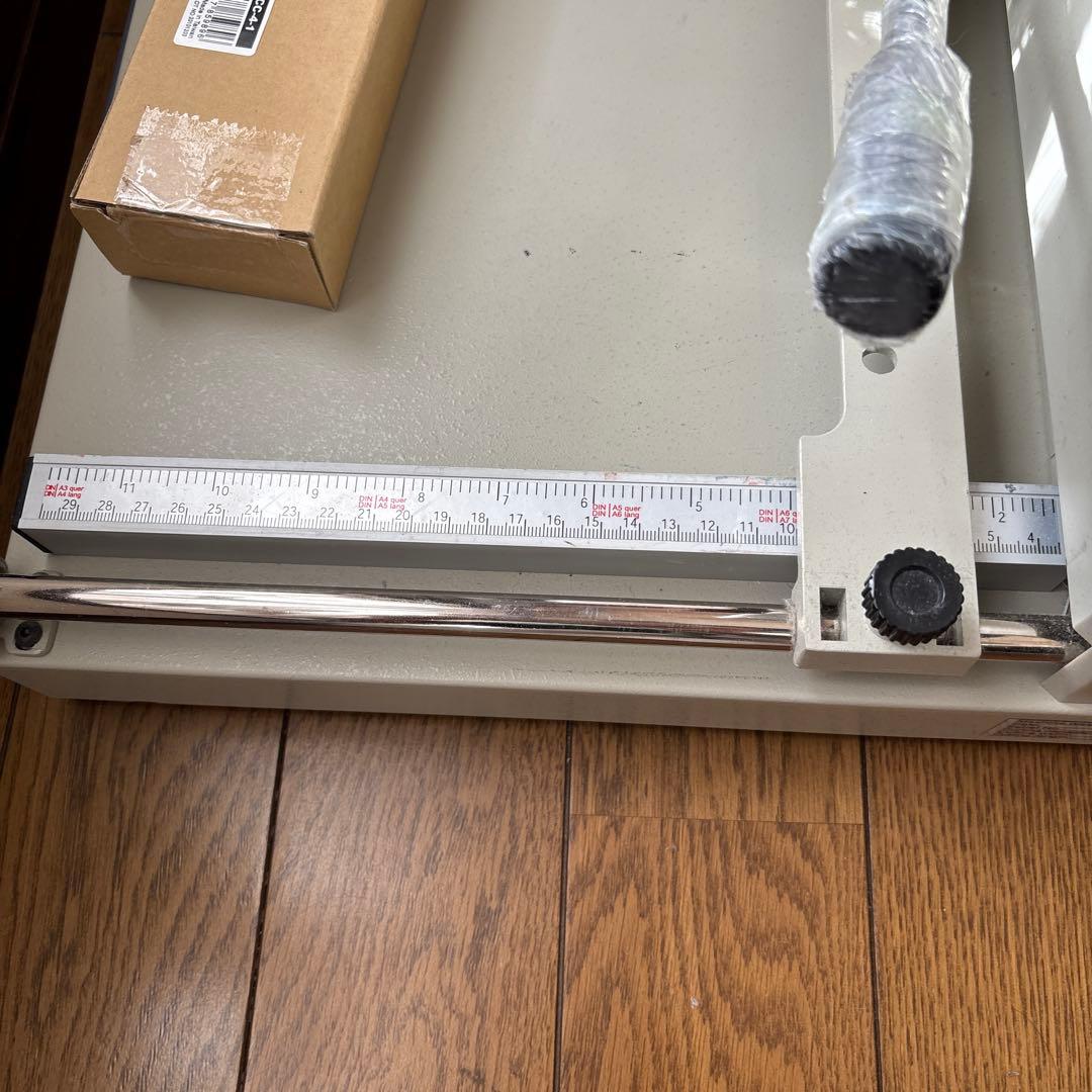 裁断機　新しい替刃付き