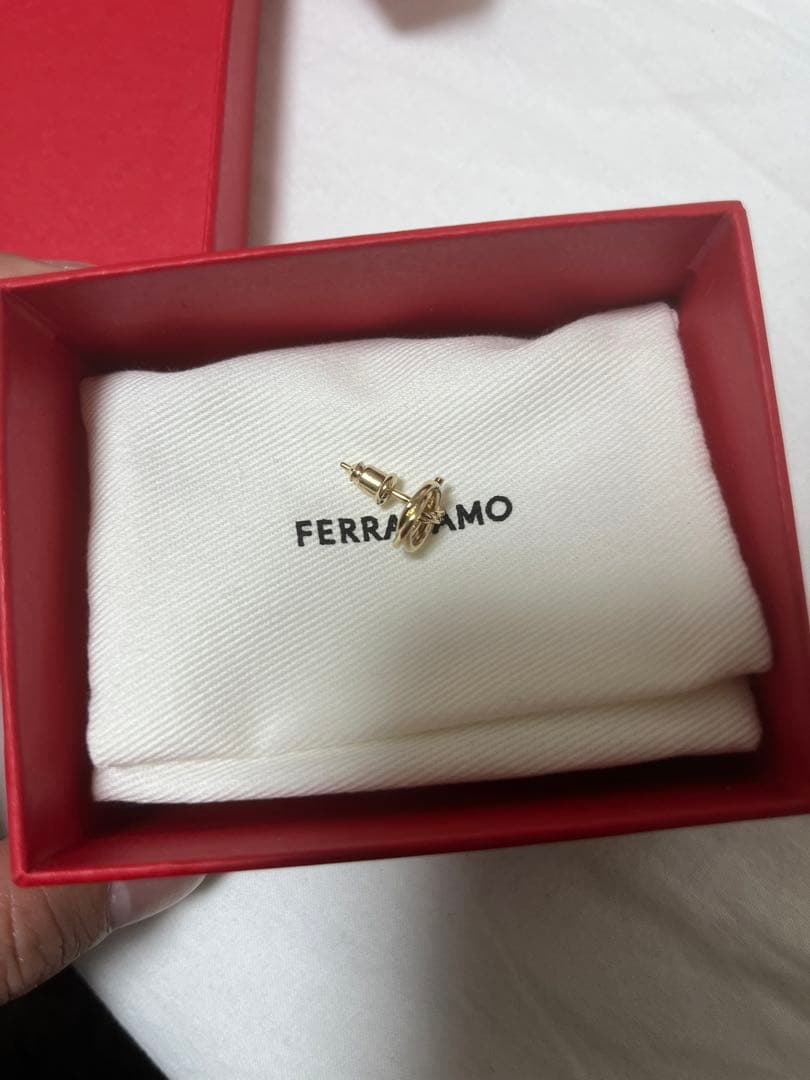 新作 FERRAGAMO ゴールドツイストピアス　ガンチーニフープピアス片耳