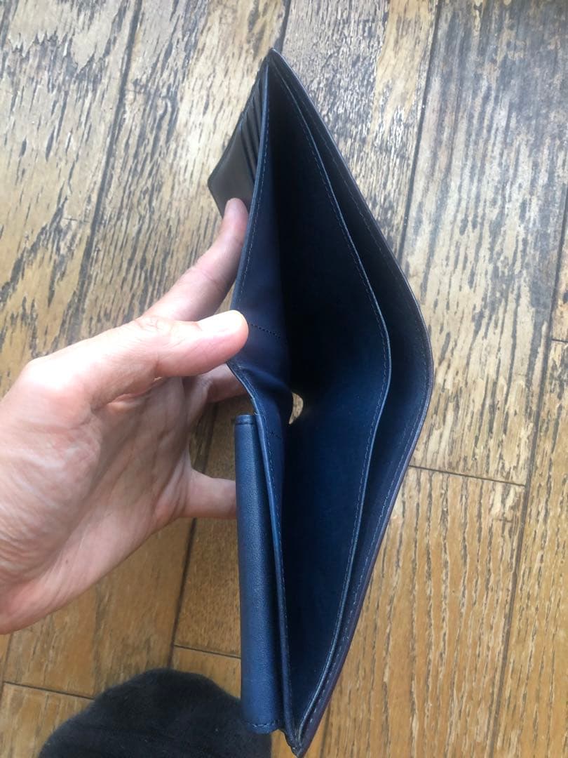 キプリス　ネイビーレザー二つ折り財布