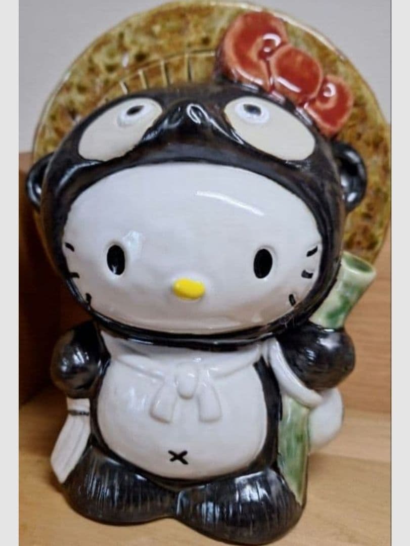ハローキティ　信楽焼　たぬき