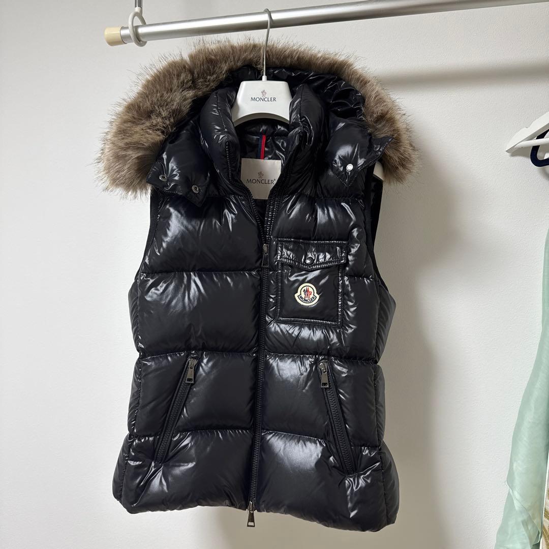 MONCLER ブラックファー付きダウンベスト　サイズ　2