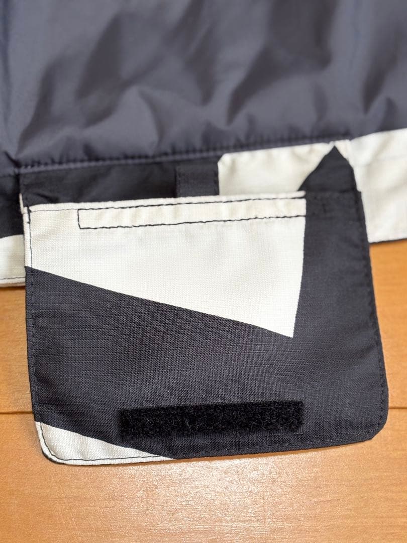 『白と黒の幾何学模様が特徴的なスノーボードウェアのジャケット』