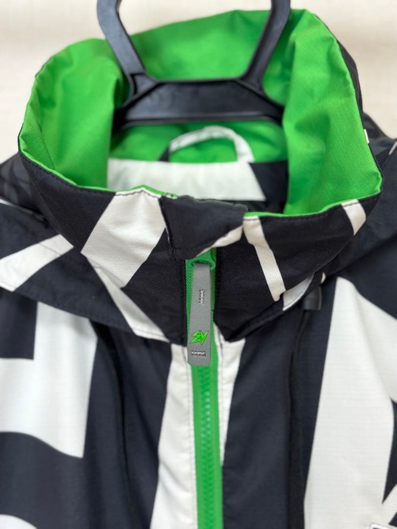 『白と黒の幾何学模様が特徴的なスノーボードウェアのジャケット』