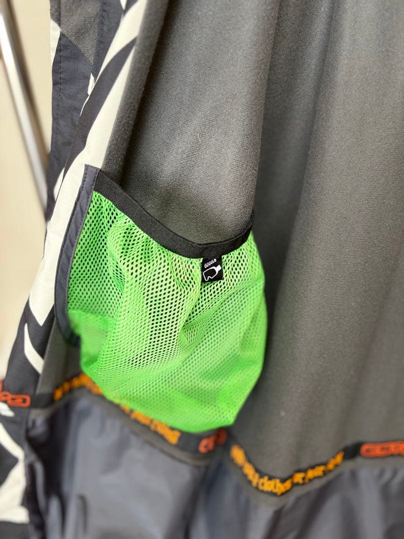 『白と黒の幾何学模様が特徴的なスノーボードウェアのジャケット』