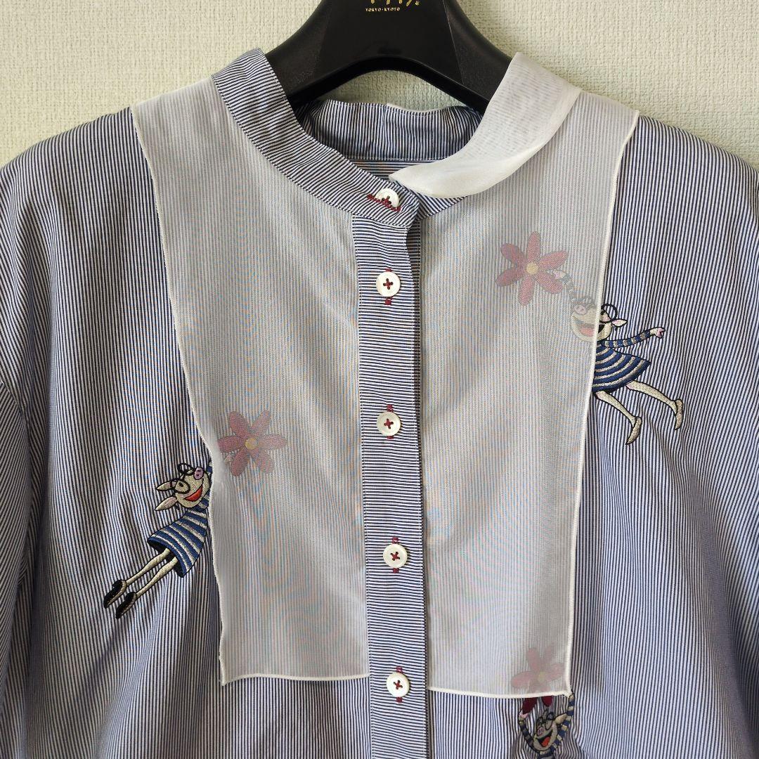 オレボレブラ♥️ぶたさん刺繍ブルーストライプチュール襟袖半袖ブラウス