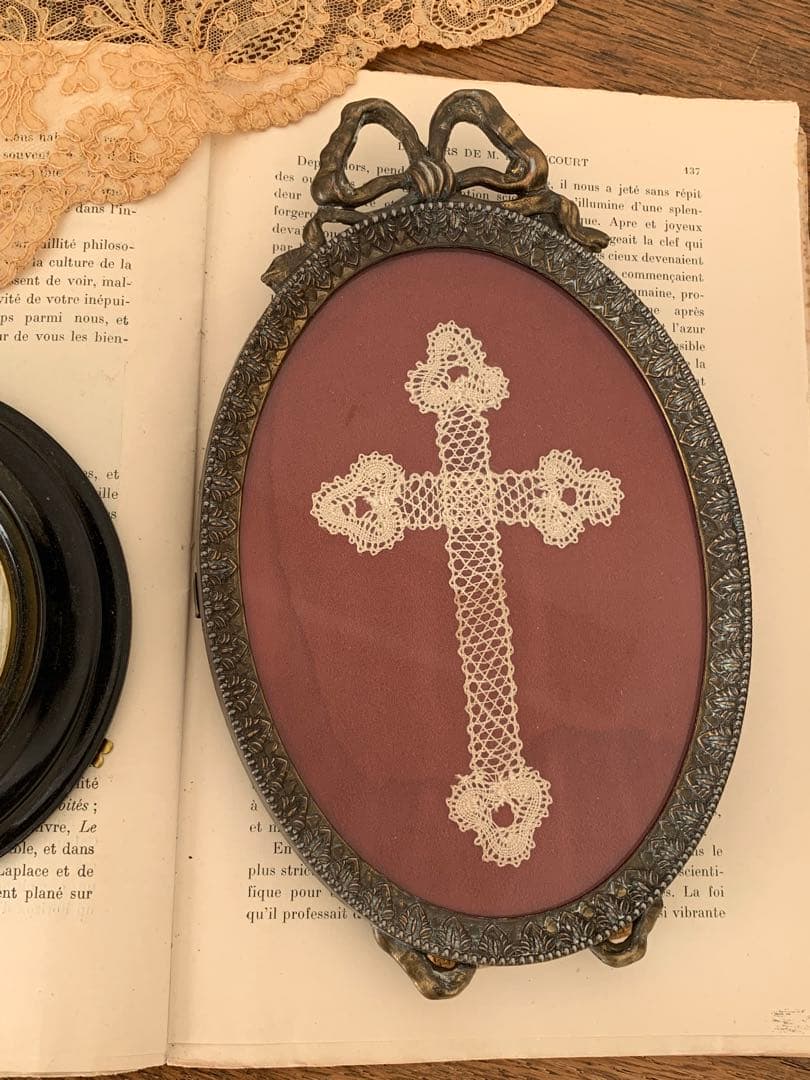 フランス　蚤の市　リボンモチーフ　フレーム　レース入り　ブロカント