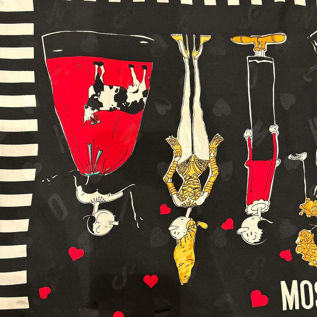 松本でございます。MOSCHINO ファッションハンカチ ストライプ