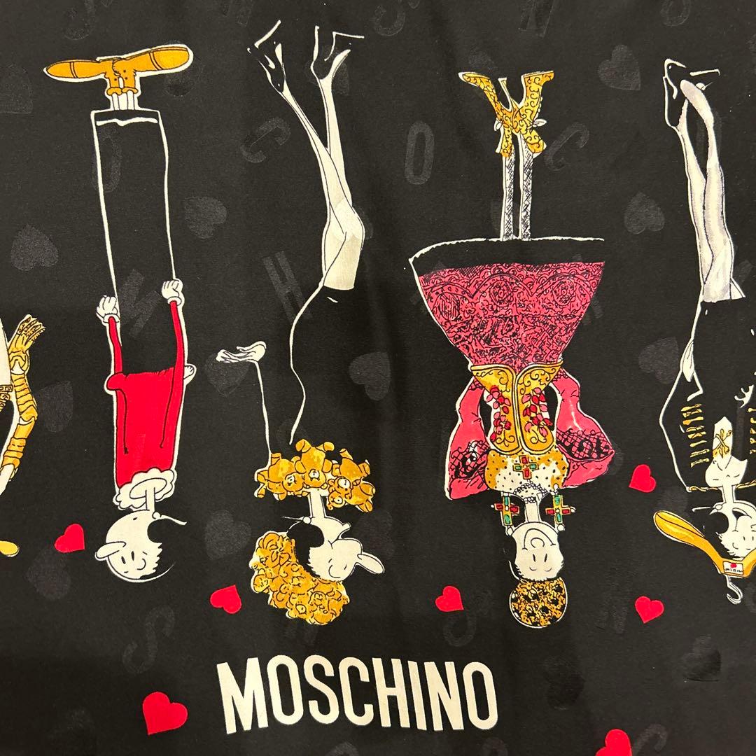 松本でございます。MOSCHINO ファッションハンカチ ストライプ
