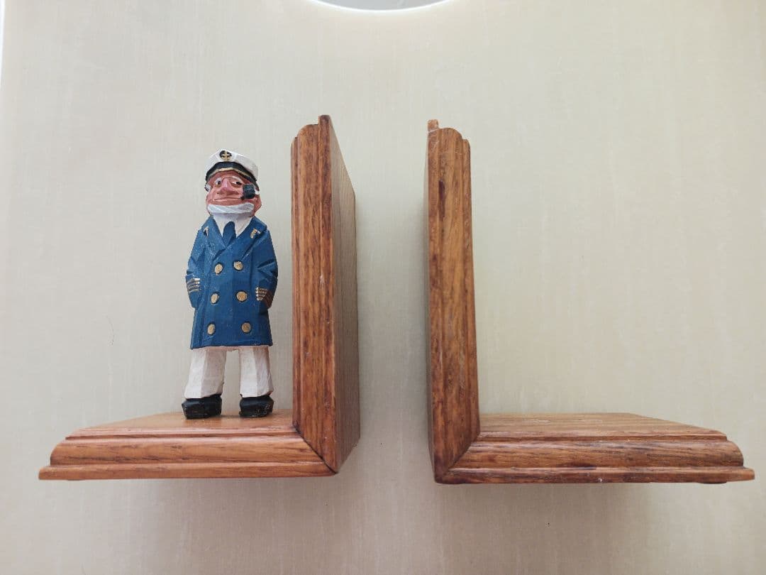 船長フィギュア付き木製ブックエンド